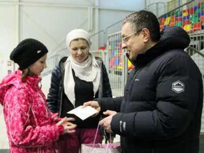Дмитрий Денисов покатался на коньках с калужанкой