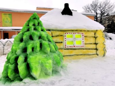 Двор Калужской областной больницы украсили снежные фигуры