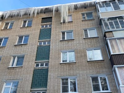 Калужан предупредили об опасности падения льда и снега с крыш домов