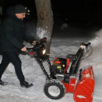 Дмитрий Денисов лично опробовал новую снегоуборочную технику
