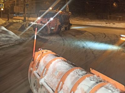 В Калуге очищают тротуары от наледи и снега