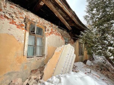 Дмитрий Денисов встретился с калужанином — собственником квартиры в доме-памятнике, стена которого недавно начала частично обрушаться