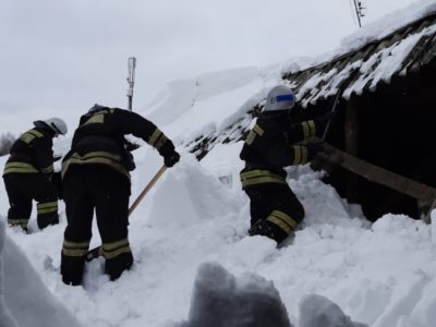 Под тяжестью снега в Калужской области обрушилась еще одна крыша