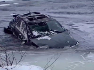 «Майбах» снова погрузили в воду после падения с Гагаринского моста