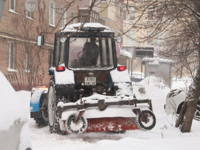 В Калуге продолжаются работы по уборке снега