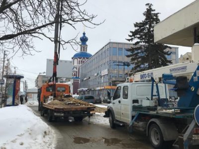 В Калуге продолжают демонтировать новогодние украшения