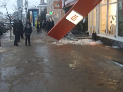 На Кирова под тяжестью снега упала вывеска