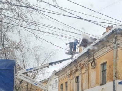 Снег обрушил кровлю дома на Московской улице