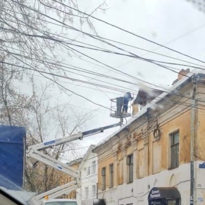 Снег обрушил кровлю дома на Московской улице