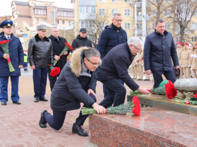 В Калуге возложили цветы к могиле неизвестного солдата