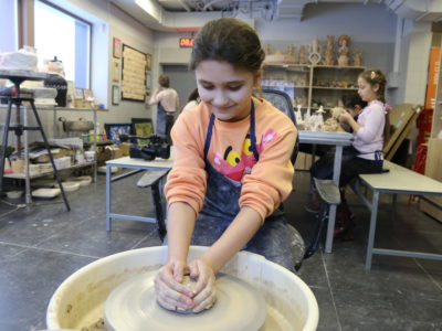 В мастерской керамики ИКЦ занимаются дети, попавшие в трудную жизненную ситуацию.