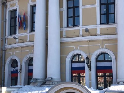 Горуправа Калуги вывесила российские флаги на здании в поддержку Армии России