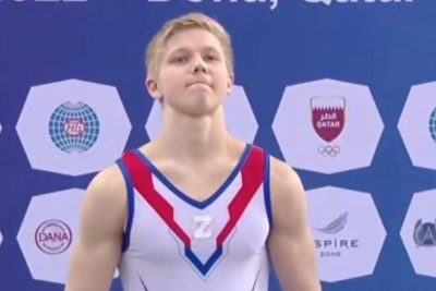 Иван Куляк из Обнинска вышел на награждение призеров Кубка мира по спортивной гимнастике с буквой Z на груди