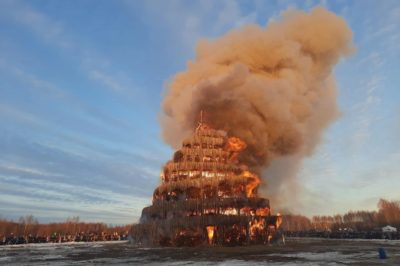 В Никола-Ленивце на Масленицу сожгли 22-метровую «Вавилонскую башню»