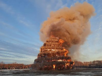 В Никола-Ленивце на Масленицу сожгли 22-метровую «Вавилонскую башню»