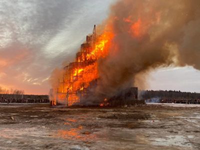 В арт-парке «Никола-Ленивец» сожгли 22-метровую «Вавилонскую башню»