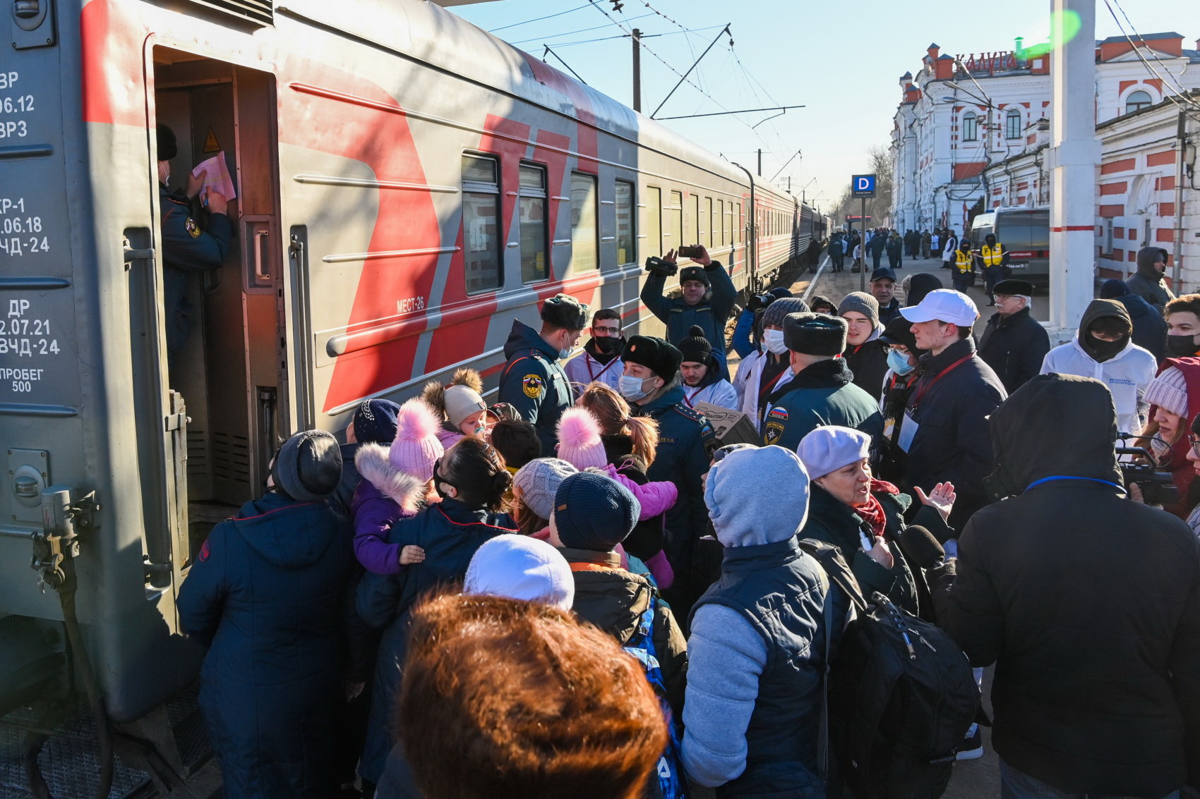 Куда приезд. Беженцы ДНР Калуга. Люди в поезде. Беженцы из Украины в поезде. Беженцы из Украины в Калуге.