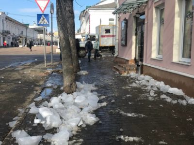 На Театральной улице упала ледяная глыба