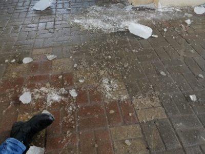 На калужскую семью во время прогулки обрушилась глыба льда