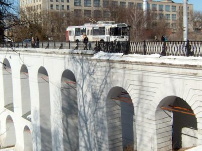 Женщина упала с Каменного моста в Калуге