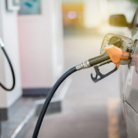 Оптовые цены на бензин снизились, а розничные продолжили рост