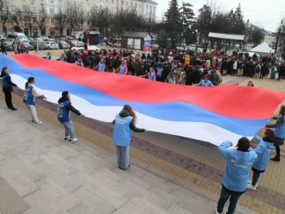 На Театральной площади прошел флешмоб в поддержку российской армии