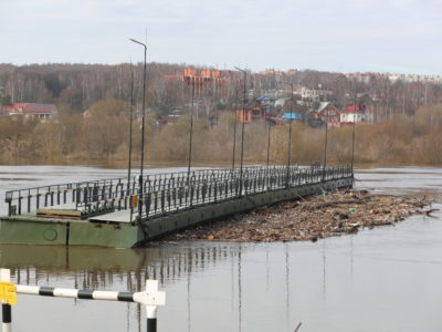 К понтонному мосту в Калуге прибило кучу мусора