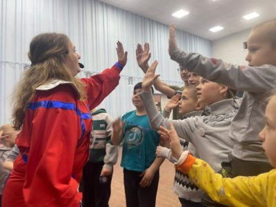 Космонавт Алиса отправилась в танцевальную экспедицию с детьми Донбасса