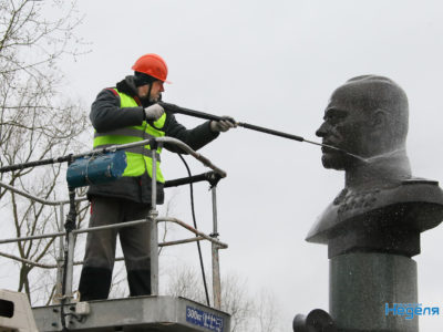 В Калуге начали мыть памятники