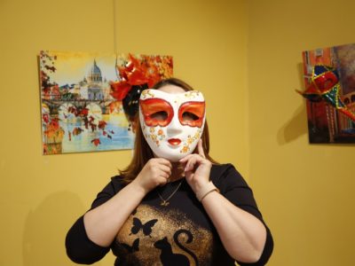 В Калуге расписывают венецианские маски