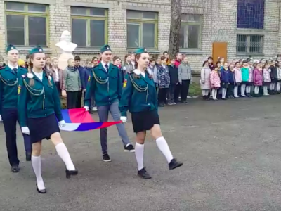 В калужской школе торжественно подняли российский флаг
