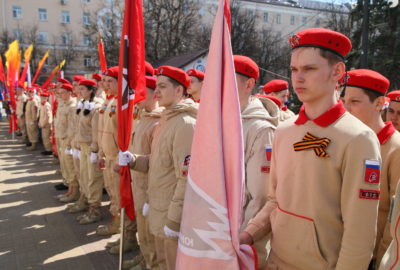 Кадетам и юнармейцам устроили смотр на Театральной площади