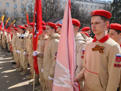 Кадетам и юнармейцам устроили смотр на Театральной площади