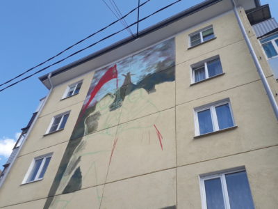 Ко Дню Победы в Калуге появится граффити с изображением старушки с красным флагом