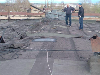 В Калуге ремонтируют пострадавшую зимой крышу