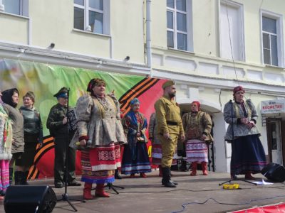 Артисты «Калужской тальянки» поздравили жителей Калуги с Днём Победы