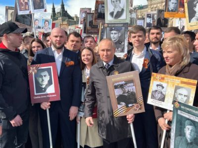 Калужане прошли в строю «Бессмертного полка» в Москве вместе с президентом Владимиром Путиным