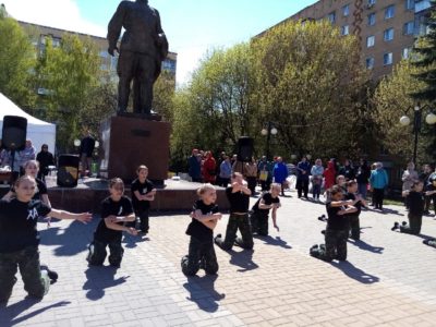 Юные калужане станцевали на улице Кирова в День Победы