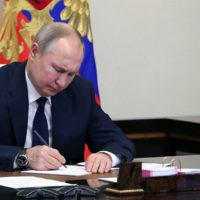 Владимир Путин установил выплату в 400 тысяч рублей для контрактников в зоне СВО