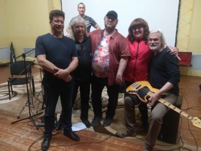 Группа «Музыканщики» спела для беженцев из Донбасса