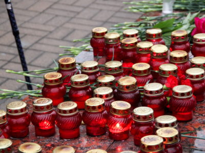 Калужане зажгли свечи в День памяти и скорби