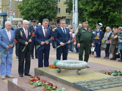 К Вечному огню на площади Победы легли цветы