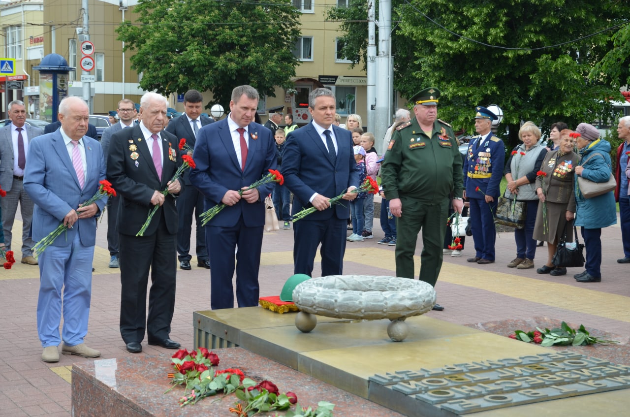 Фото возложения цветов к вечному огню