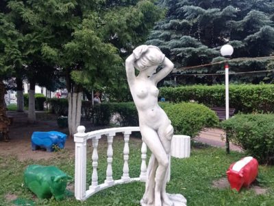 У калужского драмтеатра открылся парк бутафорских скульптур