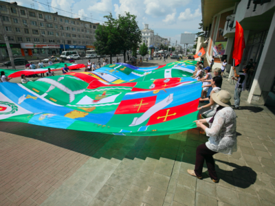 В Калуге развернули большой флаг Калужской области