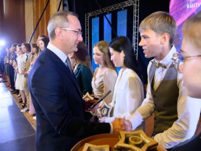 Владислав Шапша поздравил выпускников-медалистов школ Калужской области