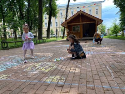 Калужские дети нарисовали мелом счастье в городском парке