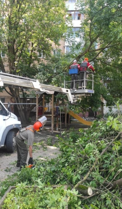 В Калуге продолжают убирать улицы после урагана