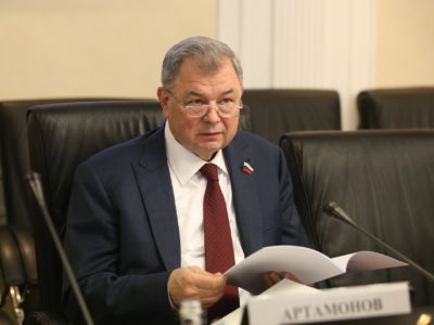 Анатолий Артамонов провел заседание комиссии по борьбе с коррупцией