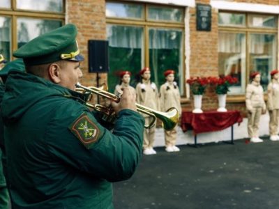 На здании школы погибшего на Донбассе Героя России установили мемориальную доску